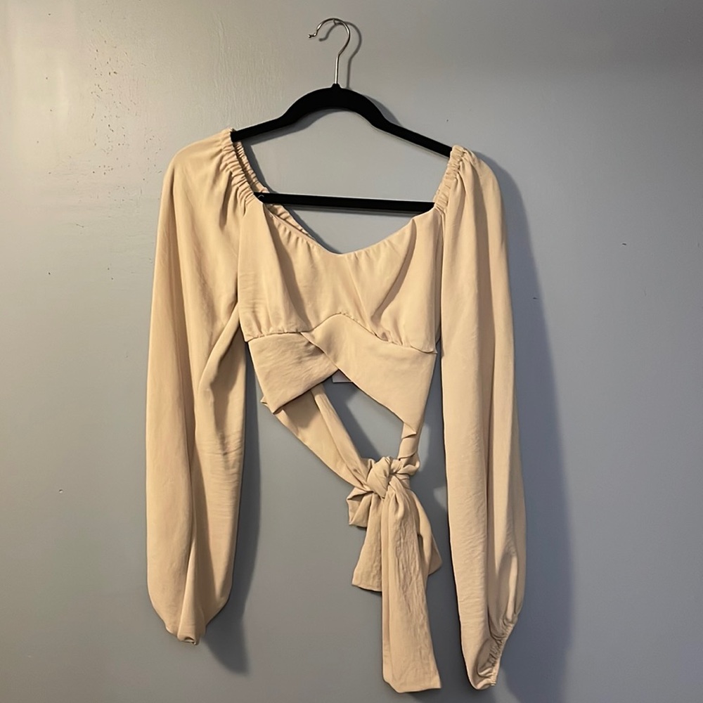 Cream colored crisscross crop top with open tie back✨